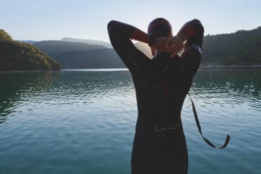 triatlon atleti gölde yüzme antrenmanına başladı