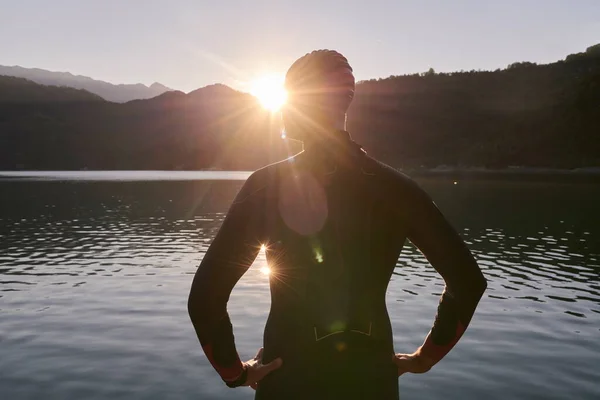 Atleta de triatlón comenzando a nadar entrenamiento en el lago —  Fotos de Stock