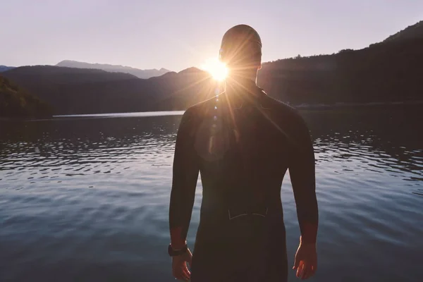 Triathlon idrottare börjar simma träning på sjön — Stockfoto