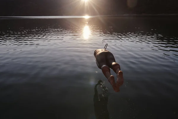 Atleta di triathlon che salta in acqua e inizia con l'allenamento — Foto Stock