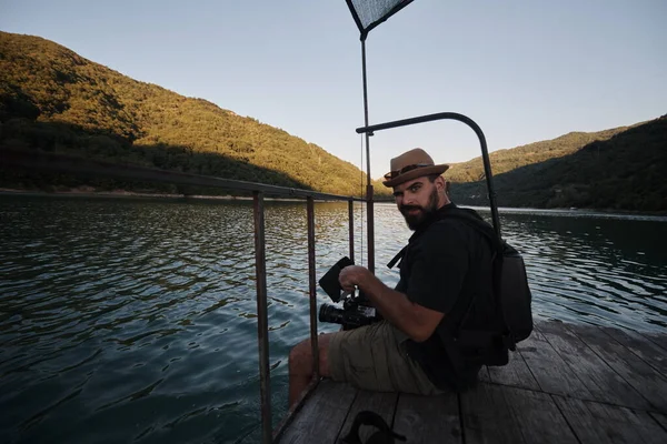 Відеооператор знімає бойовика з тріатлону для плавання — стокове фото