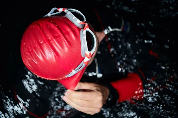 Authentique nageur triathlète ayant une pause pendant l'entraînement dur la nuit — Photo