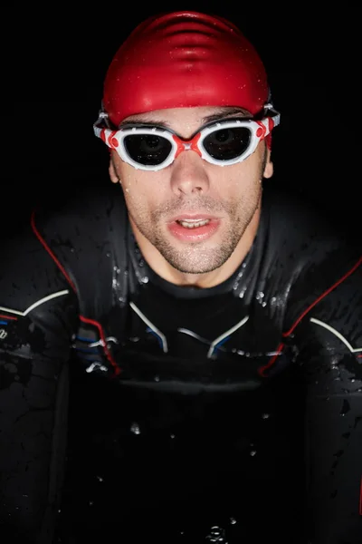 Auténtico nadador de triatleta teniendo un descanso durante el entrenamiento duro en la noche — Foto de Stock