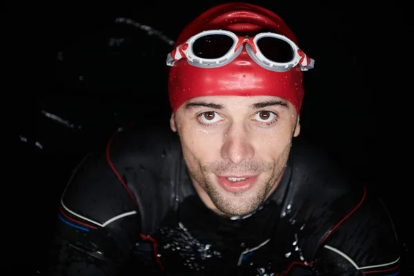 Auténtico nadador de triatleta teniendo un descanso durante el entrenamiento duro en la noche —  Fotos de Stock