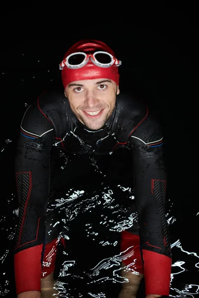 Αυθεντικός κολυμβητής τριαθλητής που κάνει διάλειμμα κατά τη διάρκεια σκληρής προπόνησης τη νύχτα — Φωτογραφία Αρχείου