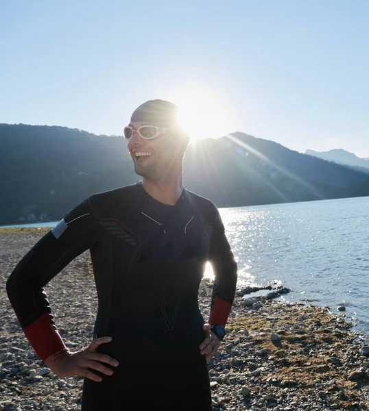 Atleta de triatlón comenzando a nadar entrenamiento en el lago —  Fotos de Stock