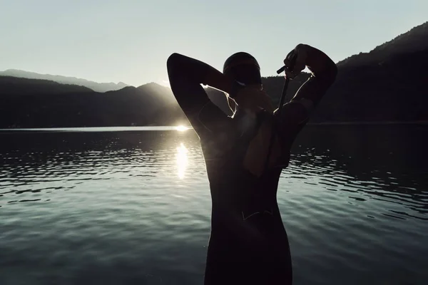 Спортсменка по триатлону начала тренироваться по плаванию на озере — стоковое фото