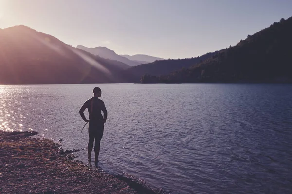 Triathlon idrottare börjar simma träning på sjön — Stockfoto
