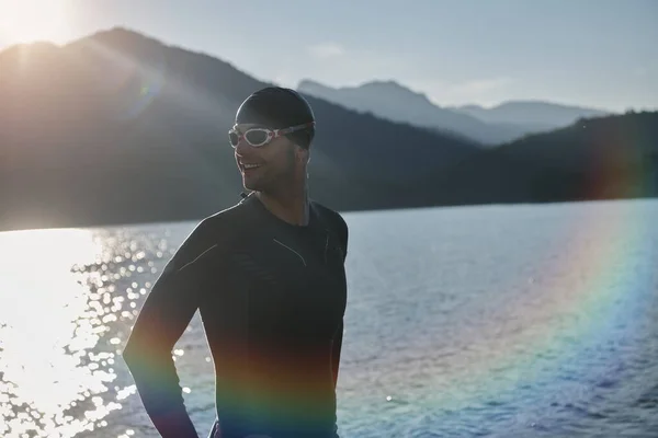 Atleta de triatlón comenzando a nadar entrenamiento en el lago — Foto de Stock