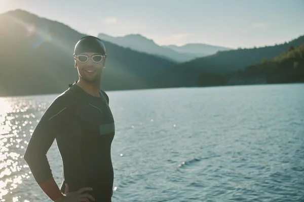 Triatlonista rozpoczynający trening pływacki nad jeziorem — Zdjęcie stockowe