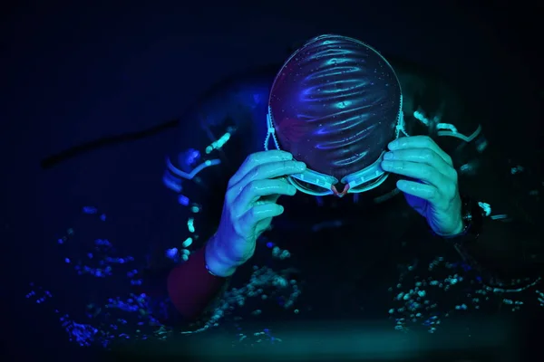 Auténtico nadador de triatleta teniendo un descanso durante el entrenamiento duro en la noche luz de gel de neón —  Fotos de Stock