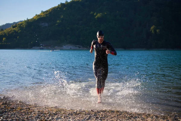 Triatlon atleti gölde yüzme antrenmanına başladı — Stok fotoğraf