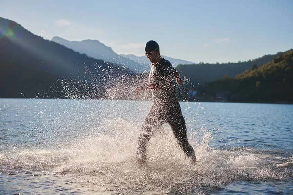 Triatlon atléta kezdő úszás edzés a tavon — Stock Fotó