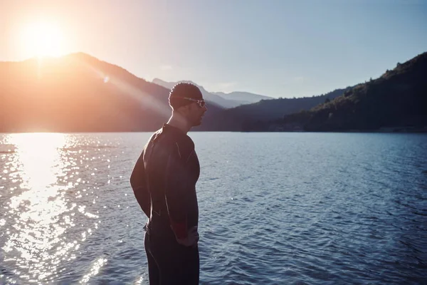 Triathlon idrottare börjar simma träning på sjön — Stockfoto