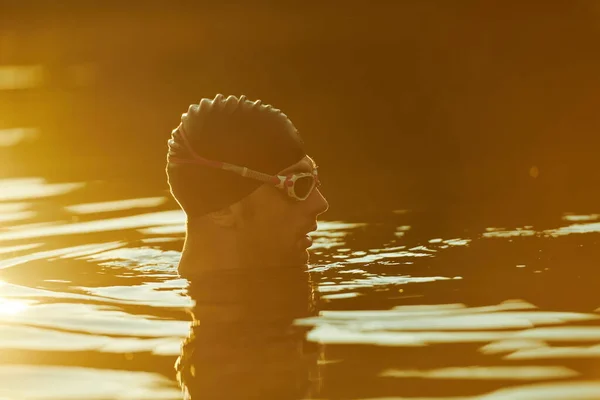 Triathletin Schwimmerin legt beim harten Training eine Pause ein — Stockfoto