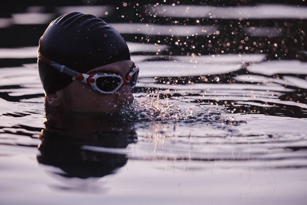 Triatlonista plavec má přestávku během tvrdého tréninku — Stock fotografie
