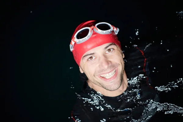 Αυθεντικός κολυμβητής τριαθλητής που κάνει διάλειμμα κατά τη διάρκεια σκληρής προπόνησης τη νύχτα — Φωτογραφία Αρχείου