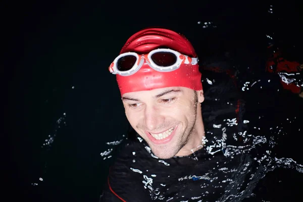 Auténtico nadador de triatleta teniendo un descanso durante el entrenamiento duro en la noche —  Fotos de Stock