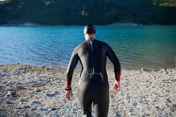 Triatlon sportovec začíná plavání trénink na jezeře — Stock fotografie