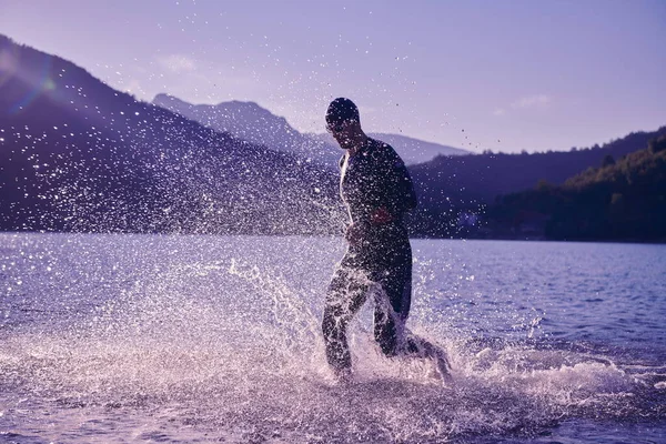 Triathlon idrottare börjar simma träning på sjön — Stockfoto