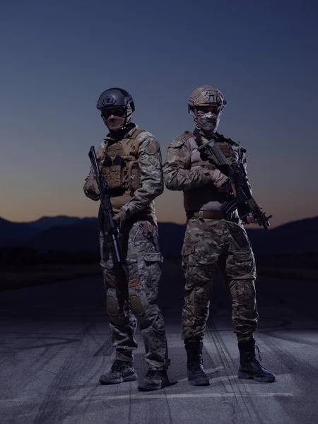 两名全副武装的特种部队士兵 手持冲锋枪 全副武装 瞄准夜间执行任务的目标 — 图库照片