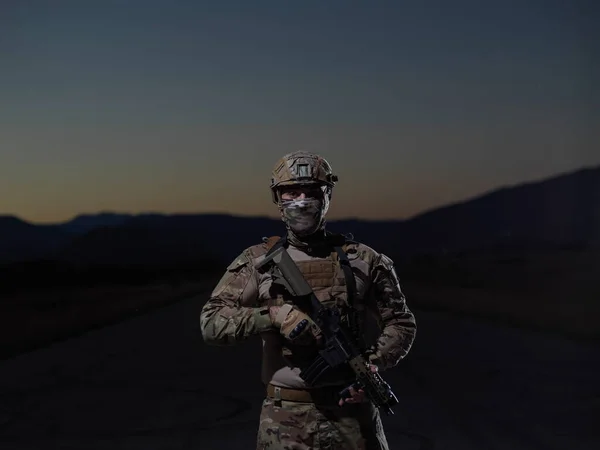 Soldaat Met Wapen Volledige Militaire Equioment Gevechtsmaterieel Nachtelijke Missie — Stockfoto