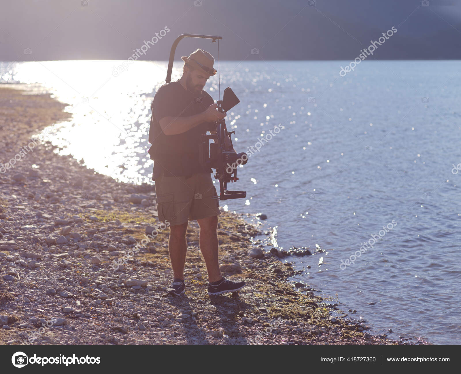 Videographer Professional Cinema Camera Taking Sport Action Shot Moving  Boat Stock Photo by ©.shock 418727360