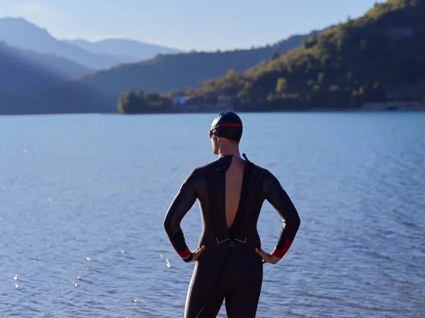 Auténtico Retrato Nadador Triatleta Con Traje Neopreno Entrenamiento Matutino — Foto de Stock