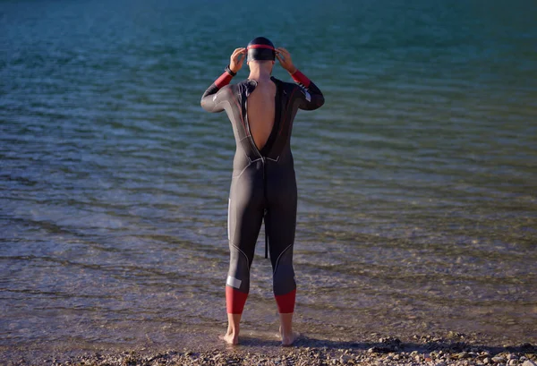 Reak Triatlon Atleet Klaar Maken Voor Bereiden Bril Hoed Wetsuit — Stockfoto