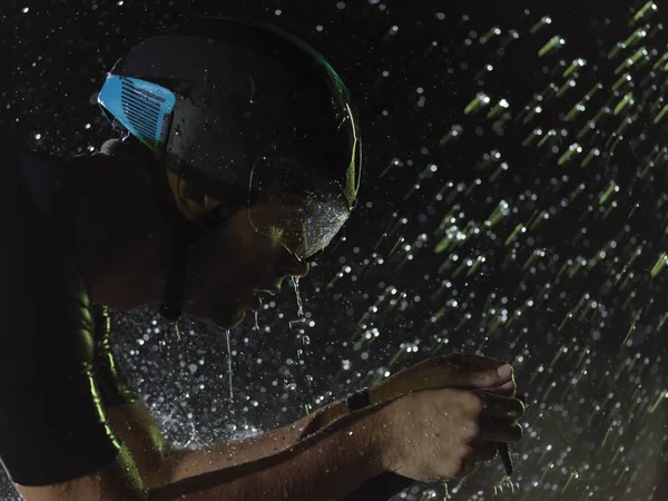 Triathlet Fährt Nachts Bei Schlechtem Wetter Und Regen Professionelles Rennrad — Stockfoto