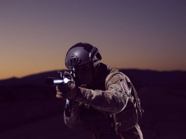 Gece görevinde silahlı, tam teçhizatlı ve savaş teçhizatlı asker.