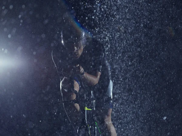 Triathlet Fährt Nachts Bei Schlechtem Wetter Und Regen Professionelles Rennrad — Stockfoto