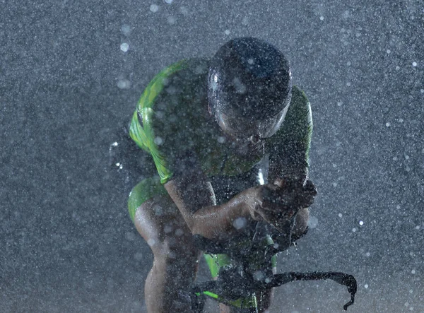 Τρίαθλο Αθλητής Ιππασίας Επαγγελματικό Αγωνιστικό Ποδήλατο Νύχτα Κακές Καιρικές Συνθήκες — Φωτογραφία Αρχείου