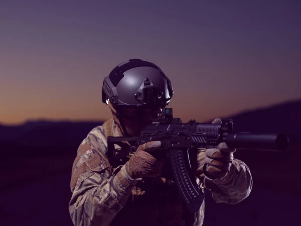 夜间任务中携带武器 全副武装和作战装备的士兵 — 图库照片