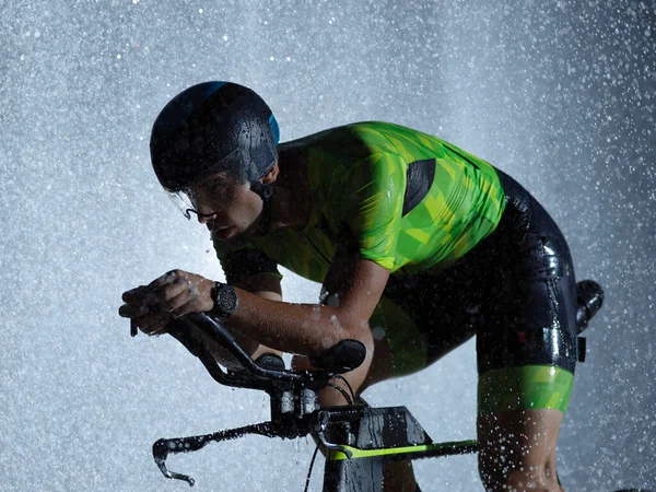 Triatlon Atleti Gece Kötü Hava Yağmur Ile Profesyonel Yarış Bisikleti — Stok fotoğraf