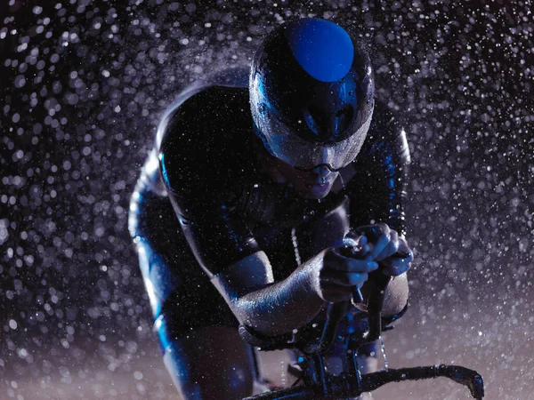Triatlon Atleet Rijden Professionele Racefiets Nachts Met Slecht Weer Vallende — Stockfoto