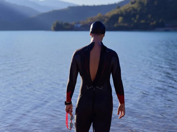 Auténtico Retrato Nadador Triatleta Con Traje Neopreno Entrenamiento Matutino — Foto de Stock