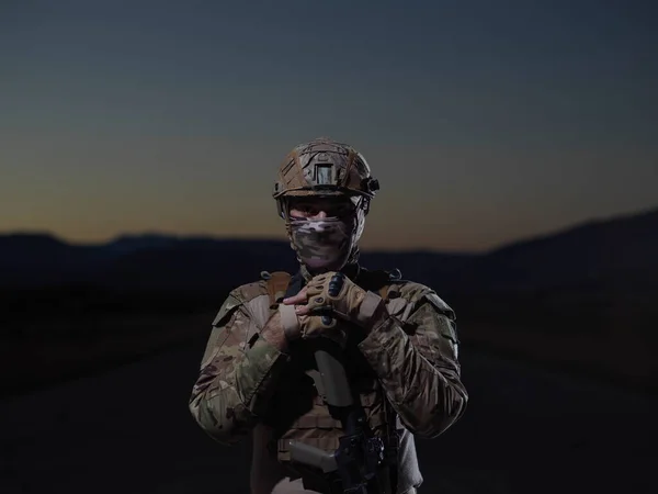 Soldaat Met Wapen Volledige Militaire Equioment Gevechtsmaterieel Nachtelijke Missie — Stockfoto