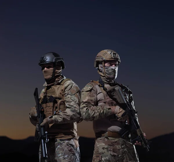 Dva Těžce Ozbrojení Vojáci Speciálních Jednotek Plné Ochranné Vojenské Výzbroji — Stock fotografie