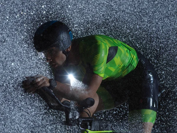 Triatlo Atleta Andar Bicicleta Corrida Profissional Noite Com Mau Tempo — Fotografia de Stock