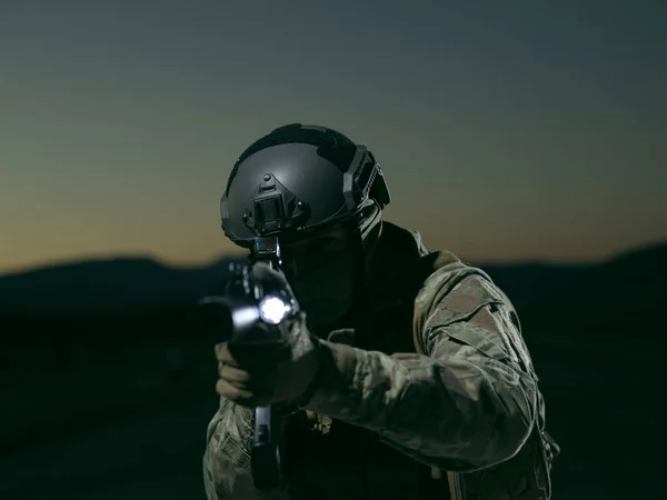 Katona Fegyverrel Teljes Katonai Nyugalommal Harci Felszereléssel Éjszakai Misszióban — Stock Fotó