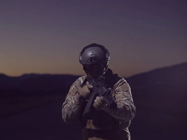 Soldaat Met Wapen Volledige Militaire Equioment Gevechtsmaterieel Nachtelijke Missie — Stockfoto