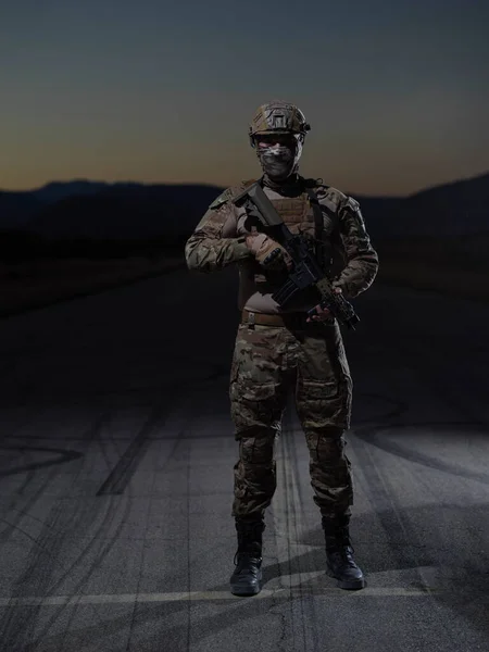 Soldado Con Arma Equipo Militar Completo Equipo Combate Misión Nocturna — Foto de Stock