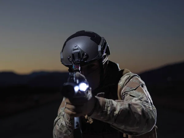 Soldaat Met Wapens Volledige Militaire Uitrusting Gevechtsmaterieel Nachtelijke Missie — Stockfoto