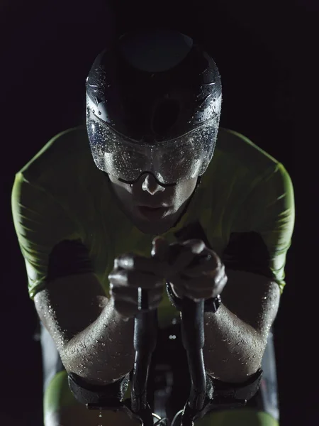 Triatlon Atleet Rijden Professionele Racefiets Nachts Met Slecht Weer Vallende — Stockfoto