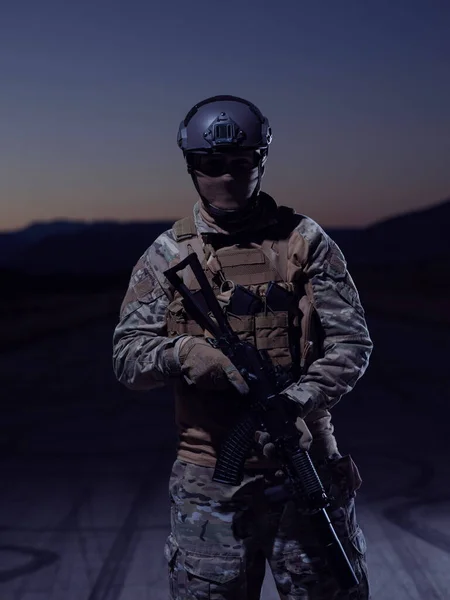 Soldado Con Arma Equipo Militar Completo Equipo Combate Misión Nocturna — Foto de Stock