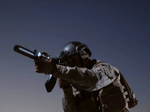 Soldat Med Vapen Och Full Militär Utrustning Och Stridsutrustning Nattuppdrag — Stockfoto