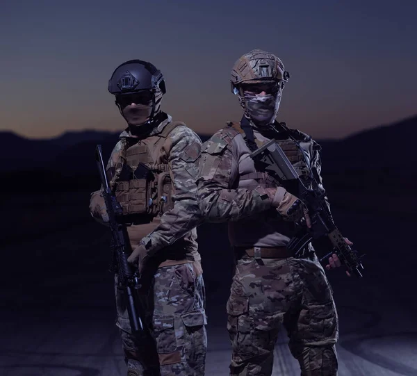 Dos Soldados Las Fuerzas Especiales Fuertemente Armados Equipo Militar Protección — Foto de Stock