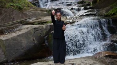 Gün batımında şelale ve nehir kenarında ağır ağır tai chi hareketleri yapan güzel genç bir kadın doğadaki uyum dengesini ve uygunluğu yakalıyor. Yavaş çekim sinematik çekim