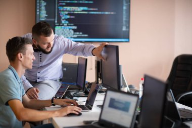 Derin işbirliğine dalmış programcılar, karmaşık sorunları çözmek ve sorunsuz işlevselliğe sahip yenilikçi mobil uygulamalar geliştirmek için özenle birlikte çalışıyorlar